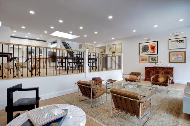 6 Frost Pond Drive, Roslyn, NY 11576