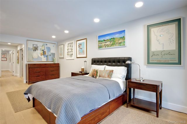 6 Frost Pond Drive, Roslyn, NY 11576