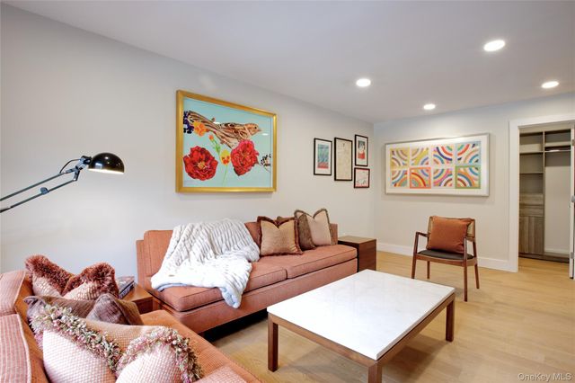 6 Frost Pond Drive, Roslyn, NY 11576