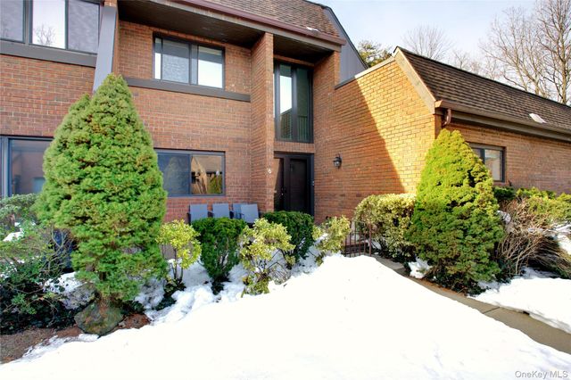 6 Frost Pond Drive, Roslyn, NY 11576