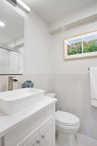 6 Frost Pond Drive, Roslyn, NY 11576