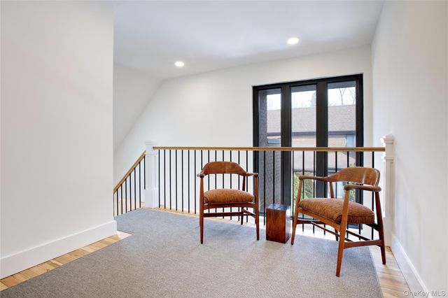 6 Frost Pond Drive, Roslyn, NY 11576