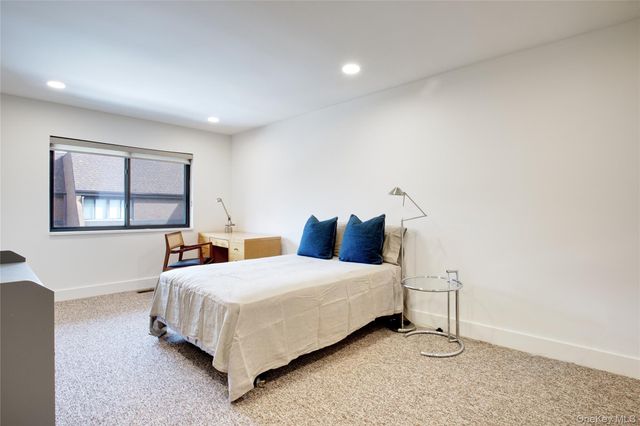 6 Frost Pond Drive, Roslyn, NY 11576