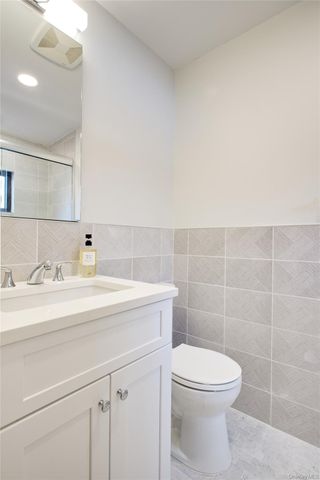 6 Frost Pond Drive, Roslyn, NY 11576