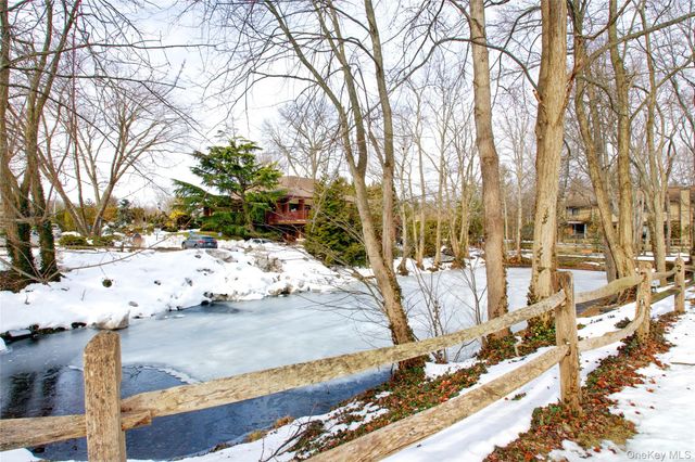 6 Frost Pond Drive, Roslyn, NY 11576