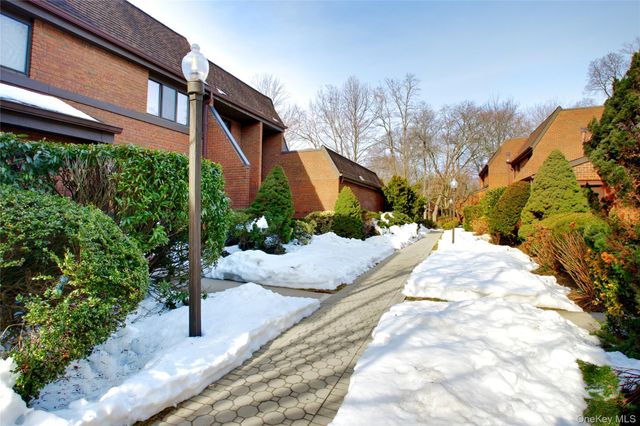 6 Frost Pond Drive, Roslyn, NY 11576