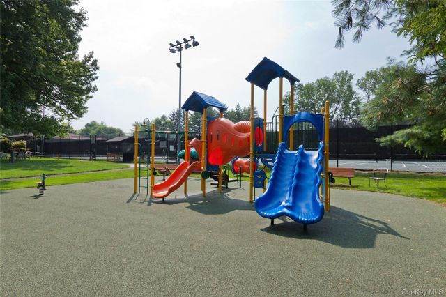 6 Frost Pond Drive, Roslyn, NY 11576