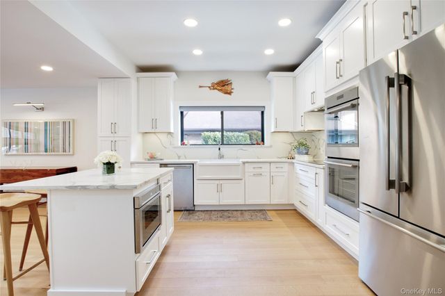 6 Frost Pond Drive, Roslyn, NY 11576