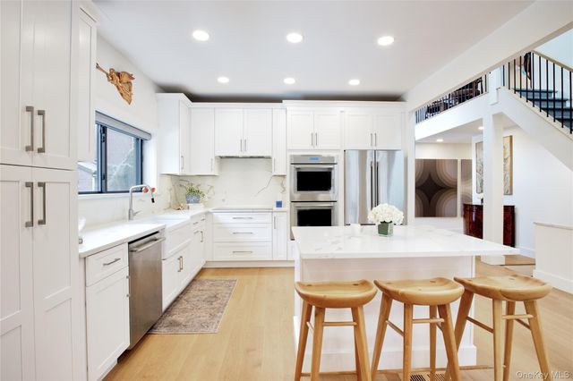 6 Frost Pond Drive, Roslyn, NY 11576