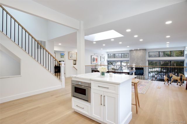 6 Frost Pond Drive, Roslyn, NY 11576