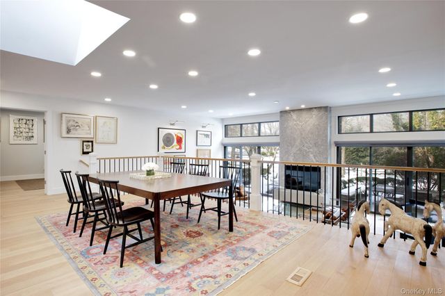 6 Frost Pond Drive, Roslyn, NY 11576