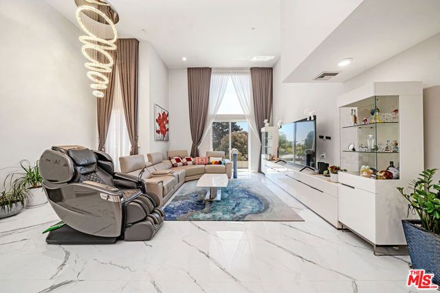 4925 Wilshire Boulevard 302, Los Angeles, CA 90010