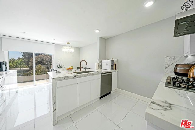 4925 Wilshire Boulevard 302, Los Angeles, CA 90010