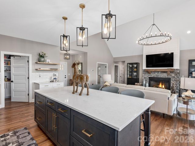 636 Crystal Heights Drive, Hendersonville, NC 28739