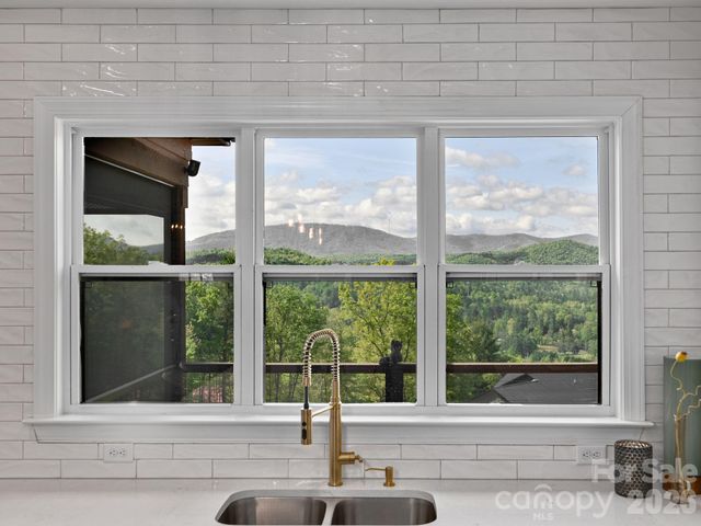 636 Crystal Heights Drive, Hendersonville, NC 28739