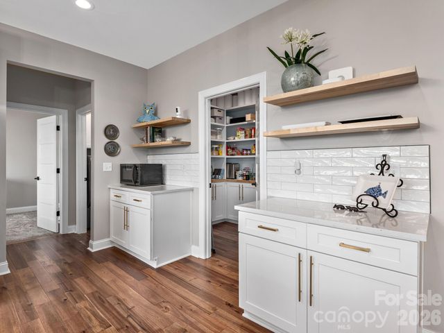 636 Crystal Heights Drive, Hendersonville, NC 28739