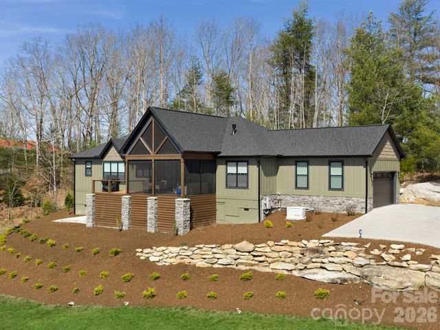 636 Crystal Heights Drive, Hendersonville, NC 28739