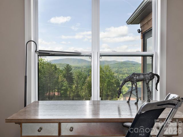 636 Crystal Heights Drive, Hendersonville, NC 28739