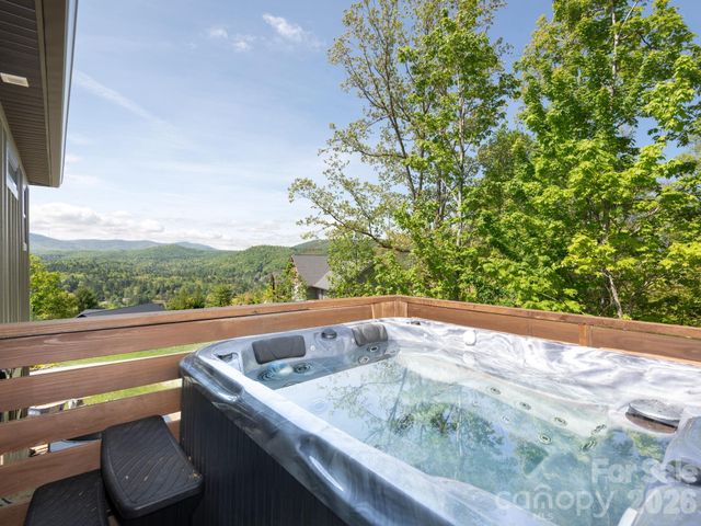 636 Crystal Heights Drive, Hendersonville, NC 28739