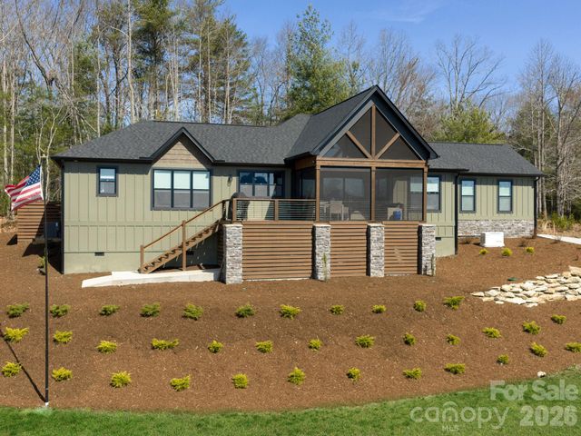 636 Crystal Heights Drive, Hendersonville, NC 28739