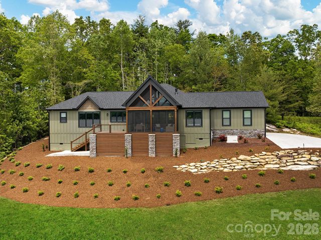 636 Crystal Heights Drive, Hendersonville, NC 28739