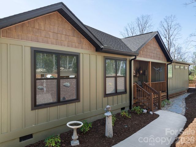 636 Crystal Heights Drive, Hendersonville, NC 28739