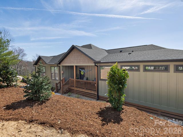 636 Crystal Heights Drive, Hendersonville, NC 28739