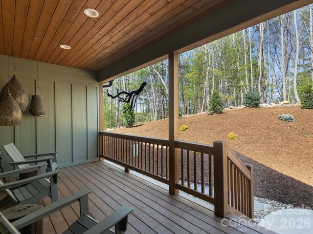 636 Crystal Heights Drive, Hendersonville, NC 28739