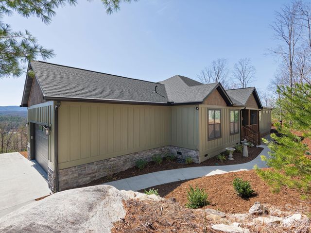 636 Crystal Heights Drive, Hendersonville, NC 28739