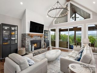 636 Crystal Heights Drive, Hendersonville, NC 28739