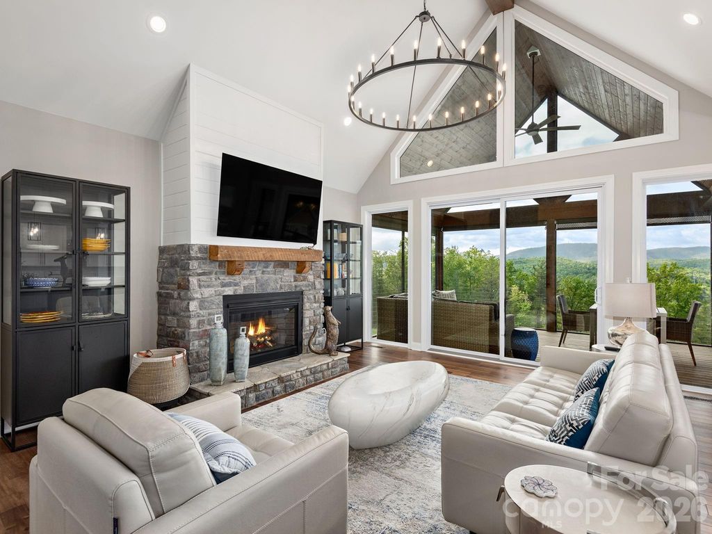 636 Crystal Heights Drive, Hendersonville, NC 28739