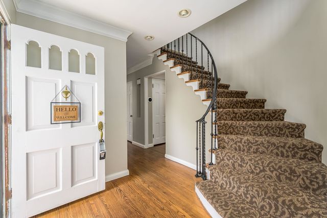 8 S Colonial Ct, Eastborough, KS 67207