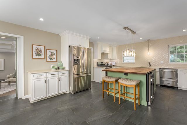 8 S Colonial Ct, Eastborough, KS 67207