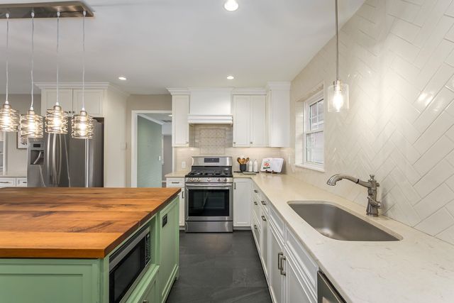 8 S Colonial Ct, Eastborough, KS 67207