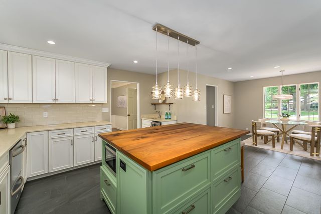 8 S Colonial Ct, Eastborough, KS 67207