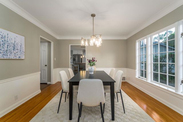 8 S Colonial Ct, Eastborough, KS 67207