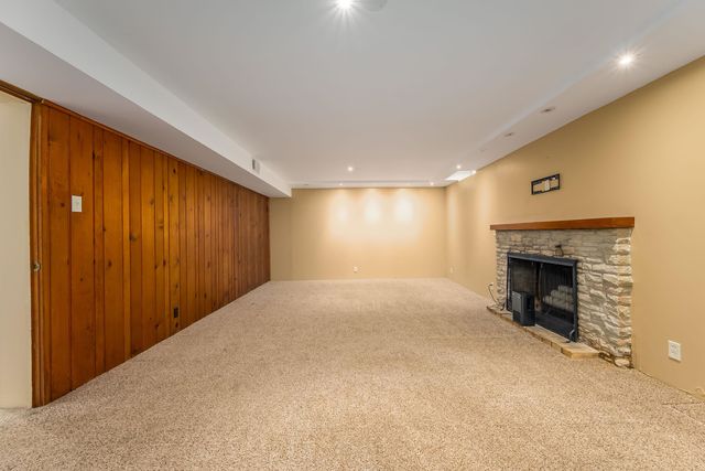 8 S Colonial Ct, Eastborough, KS 67207