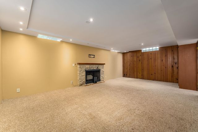 8 S Colonial Ct, Eastborough, KS 67207