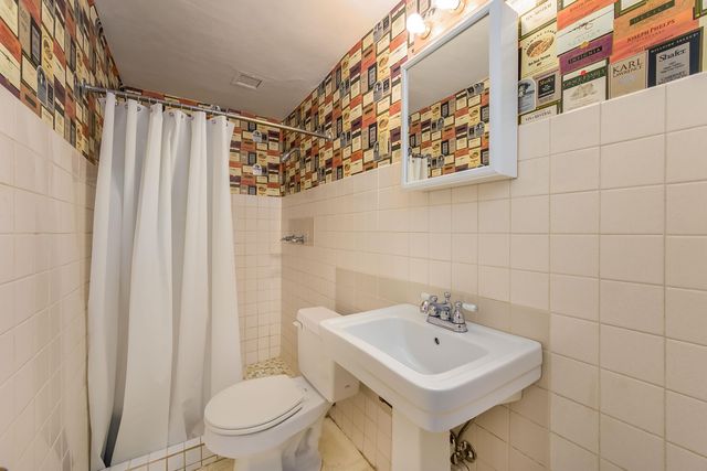 8 S Colonial Ct, Eastborough, KS 67207