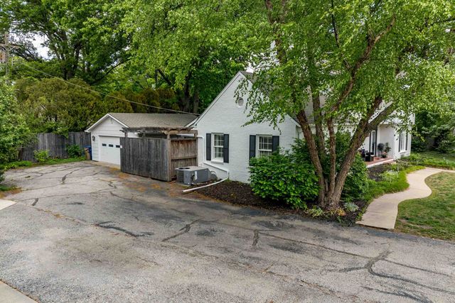 8 S Colonial Ct, Eastborough, KS 67207