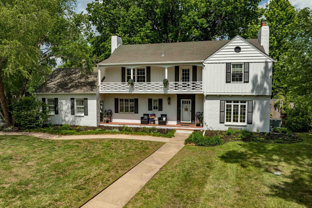 8 S Colonial Ct, Eastborough, KS 67207
