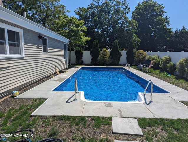 1 Half Robin Drive, Oakhurst, NJ 07755