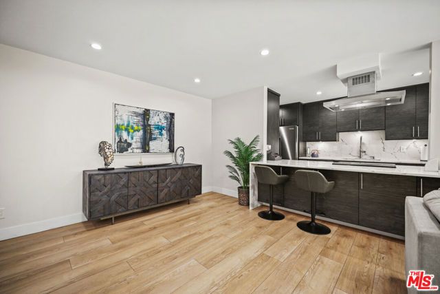 1045 N Kings Road 108, West Hollywood, CA 90069