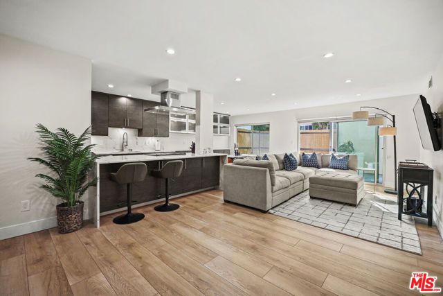 1045 N Kings Road 108, West Hollywood, CA 90069