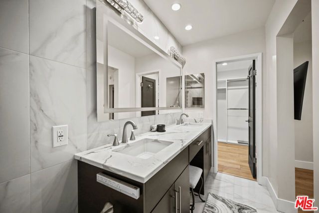 1045 N Kings Road 108, West Hollywood, CA 90069