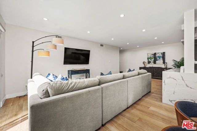 1045 N Kings Road 108, West Hollywood, CA 90069