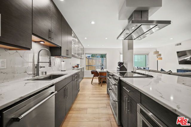 1045 N Kings Road 108, West Hollywood, CA 90069