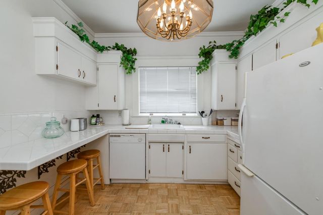 916 E Divisadero Street, Fresno, CA 93721