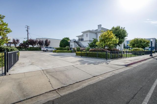 916 E Divisadero Street, Fresno, CA 93721