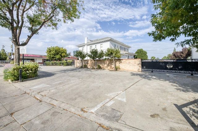 916 E Divisadero Street, Fresno, CA 93721